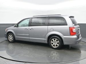 Used 2013 Chrysler Town & Country Touring — thumbnail 5